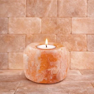 Naturalny świecznik solny z różowej soli himalajskiej z zapaloną świeczką typu tealight. Naturalny świecznik solny z różowej soli himalajskiej z zapaloną świeczką typu tealight.