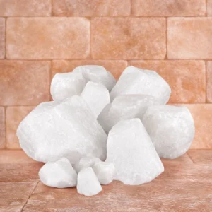 Bryłki z białej soli himalajskiej w różnych rozmiarach podświetlone światłem LED w nowoczesnej grocie solnej Bryłki z białej soli himalajskiej w różnych rozmiarach podświetlone światłem LED w nowoczesnej grocie solnej